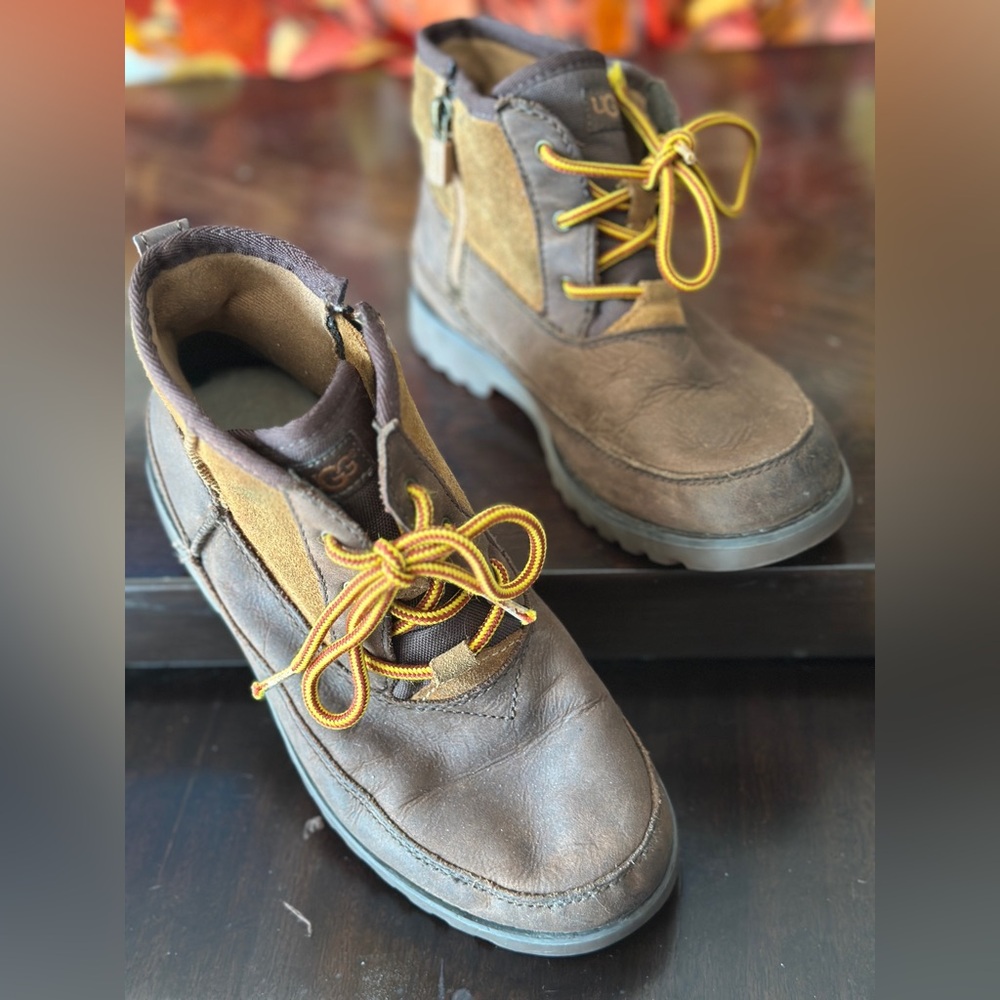 UGG Chestnut Bradley Leather Footwear size 3.  Unisex.